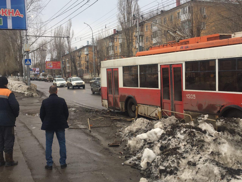 На Чернышевского троллейбус снес забор