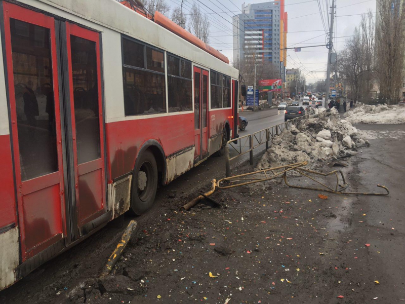 На Чернышевского троллейбус снес забор