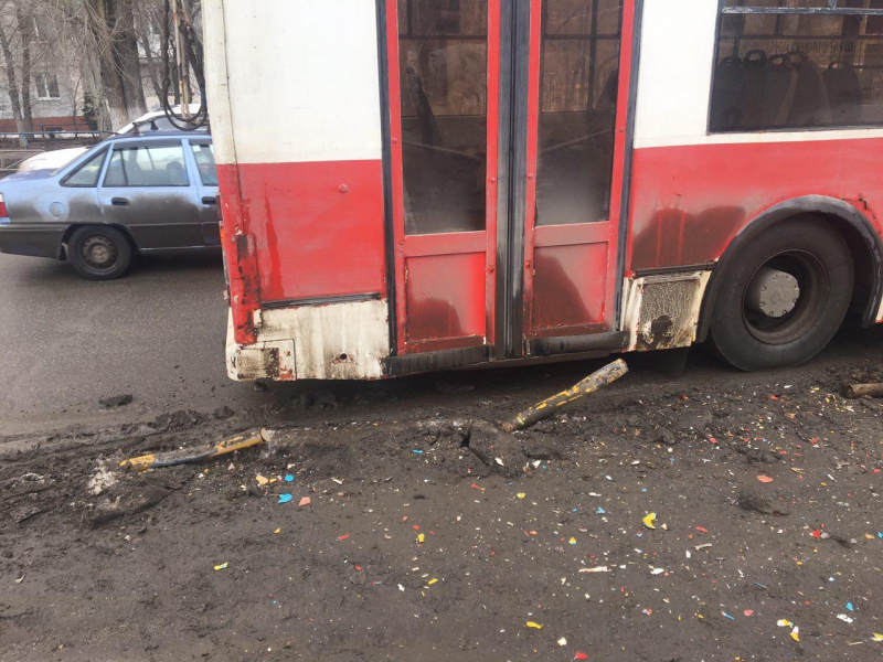 На Чернышевского троллейбус снес забор