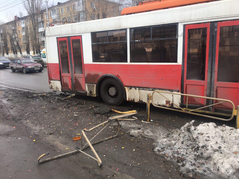 На Чернышевского троллейбус снес забор