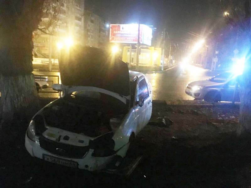 Пьяный водитель «Приоры» протаранил забор возле сквера Верным сынам Отечества