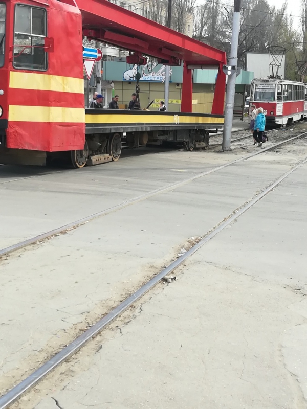 Трамваи маршрутов №9 и №10 встали из-за схода вагона с рельсов