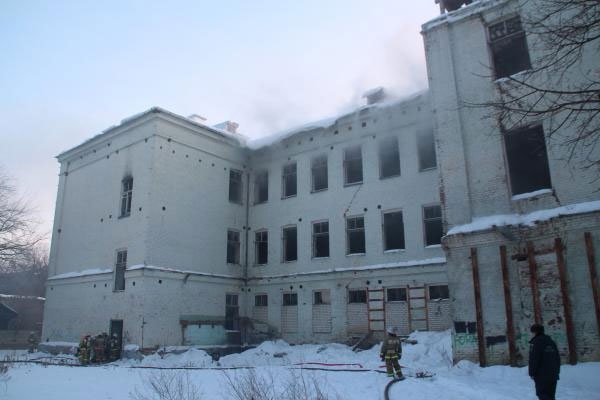 В школе 99 горит межэтажное перекрытие