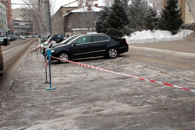 Парковку незаконно огородили для правительственных автомобилей