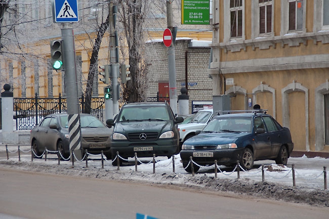 Парковку незаконно огородили для правительственных автомобилей