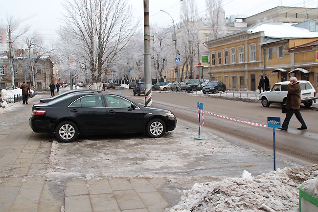 Парковку незаконно огородили для правительственных автомобилей