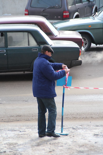 Парковку незаконно огородили для правительственных автомобилей