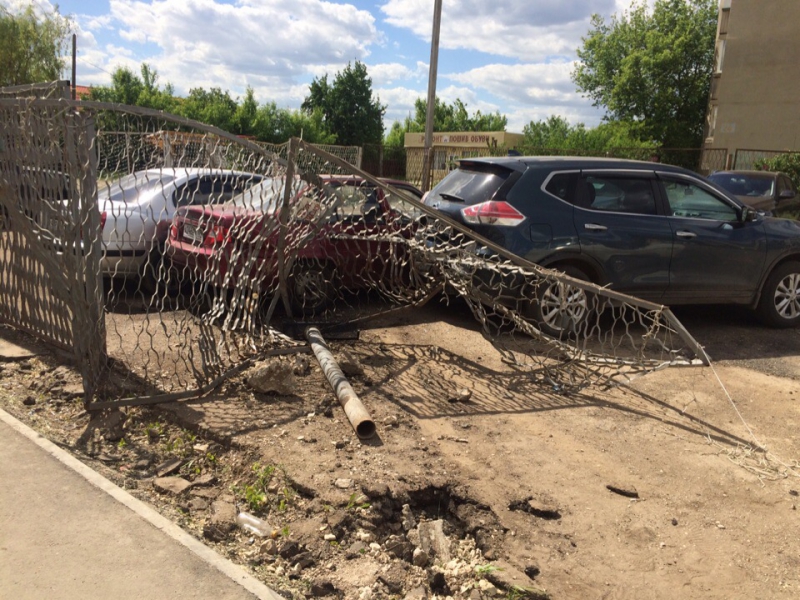 В Энгельсе неизвестный протаранил машины на стоянке и сбежал