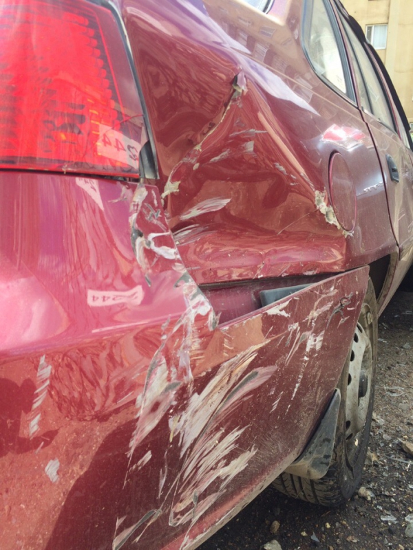 В Энгельсе неизвестный протаранил машины на стоянке и сбежал