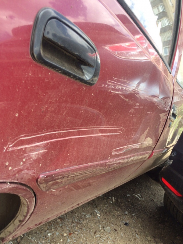 В Энгельсе неизвестный протаранил машины на стоянке и сбежал