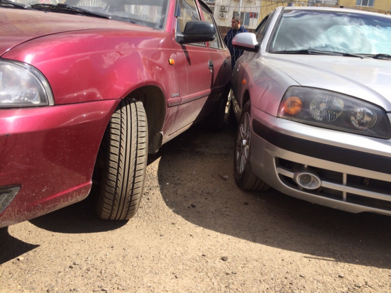 В Энгельсе неизвестный протаранил машины на стоянке и сбежал