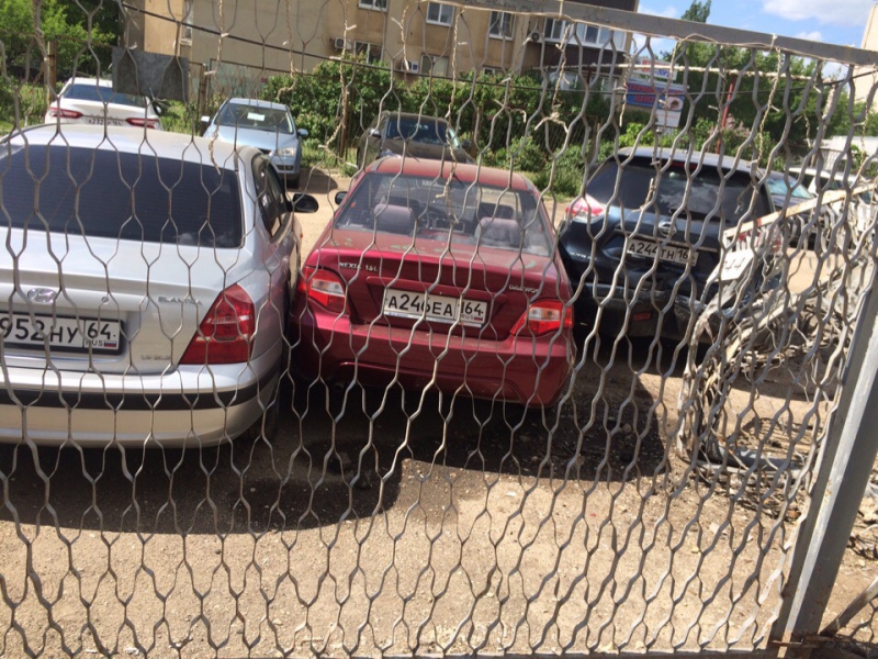 В Энгельсе неизвестный протаранил машины на стоянке и сбежал