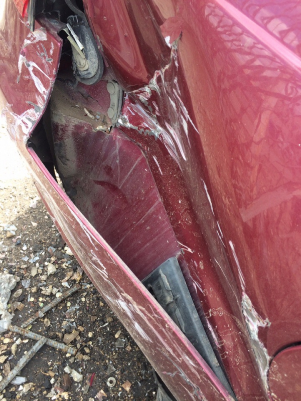 В Энгельсе неизвестный протаранил машины на стоянке и сбежал