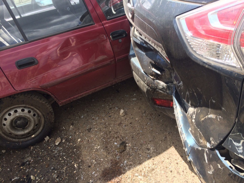 В Энгельсе неизвестный протаранил машины на стоянке и сбежал