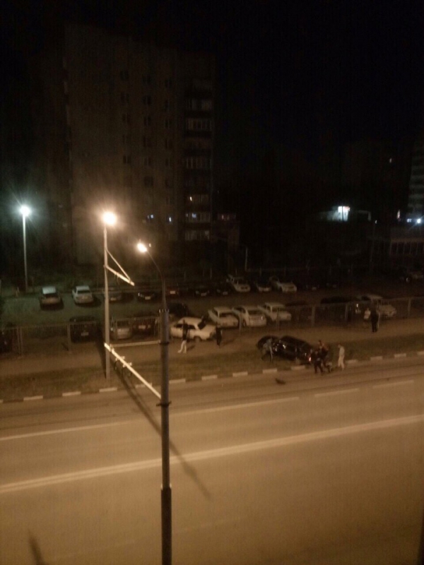 В Энгельсе неизвестный протаранил машины на стоянке и сбежал