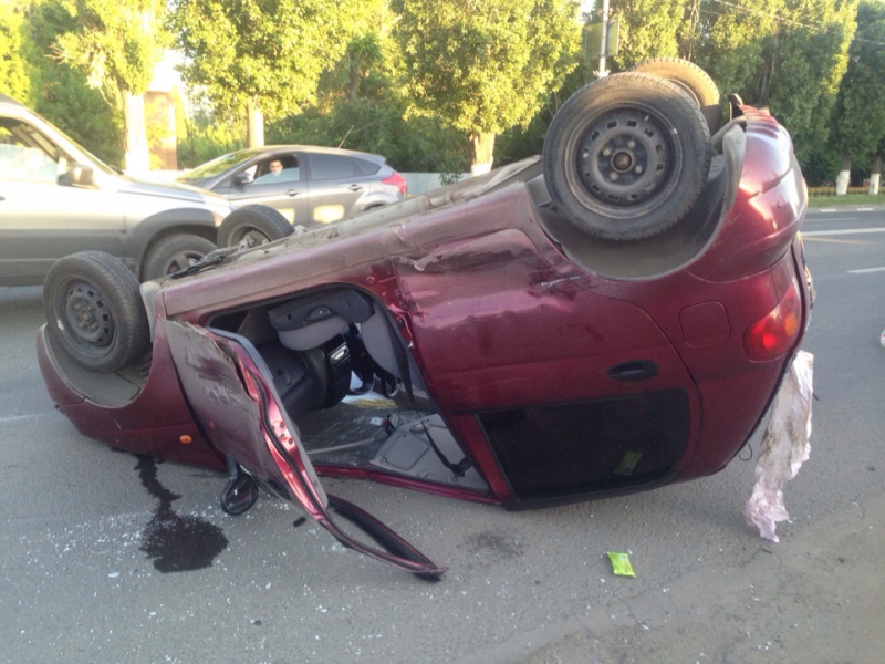 Около «Сити Молла» «Матиз» перевернулся от удара кроссовера. Видео