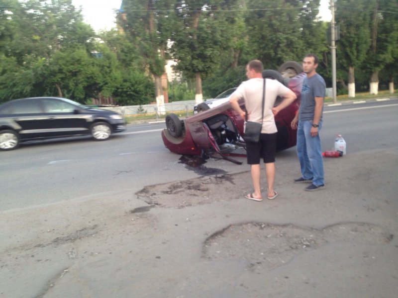 Около «Сити Молла» «Матиз» перевернулся от удара кроссовера. Видео