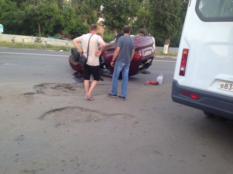 Около «Сити Молла» «Матиз» перевернулся от удара кроссовера. Видео