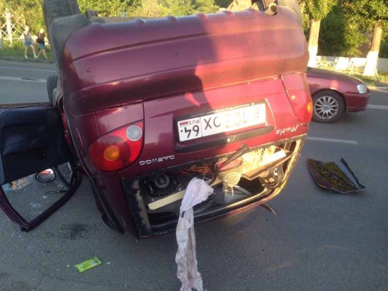 Около «Сити Молла» «Матиз» перевернулся от удара кроссовера. Видео