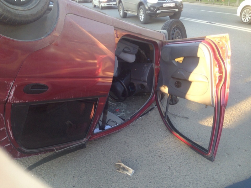 Около «Сити Молла» «Матиз» перевернулся от удара кроссовера. Видео