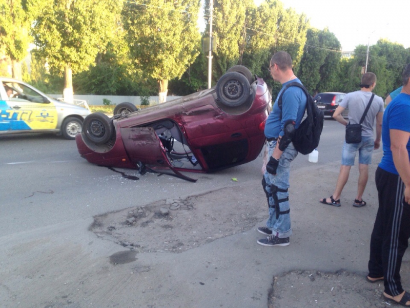 Около «Сити Молла» «Матиз» перевернулся от удара кроссовера. Видео