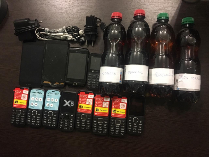 У задержанных уже изъяли 30 мобильных аппаратов и другие запрещенные в колонии предметы