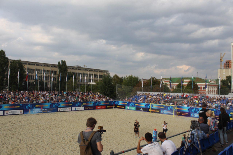 Радаев дал старт соревнованиям по пляжному футболу на Театральной площади
