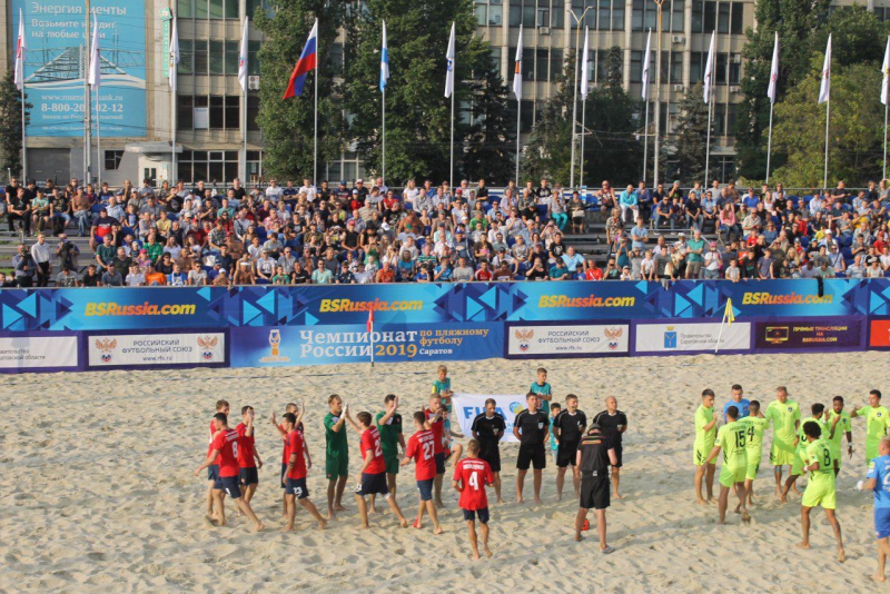 Радаев дал старт соревнованиям по пляжному футболу на Театральной площади