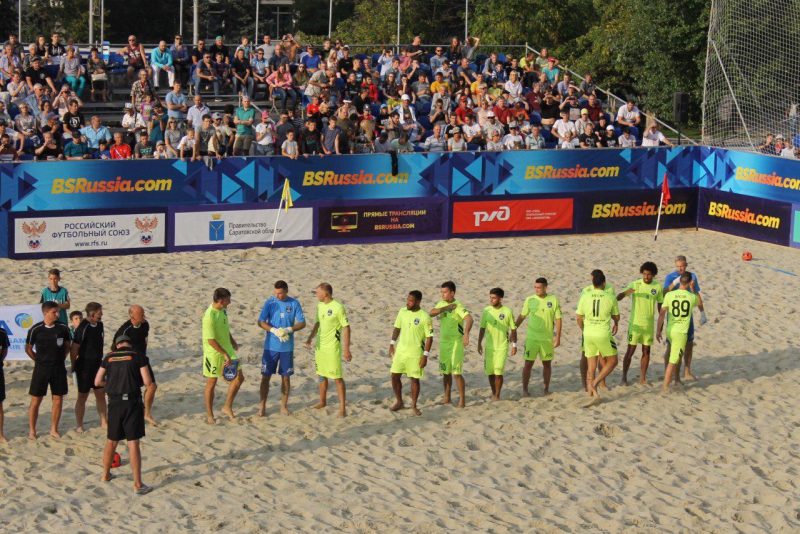 Радаев дал старт соревнованиям по пляжному футболу на Театральной площади