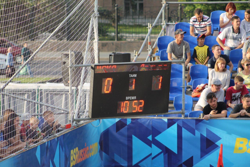Радаев дал старт соревнованиям по пляжному футболу на Театральной площади
