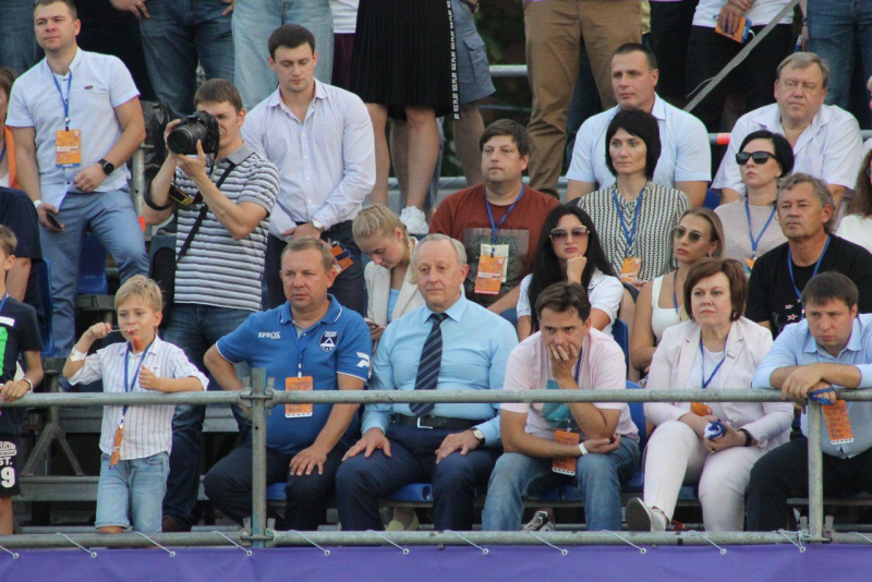 Радаев дал старт соревнованиям по пляжному футболу на Театральной площади