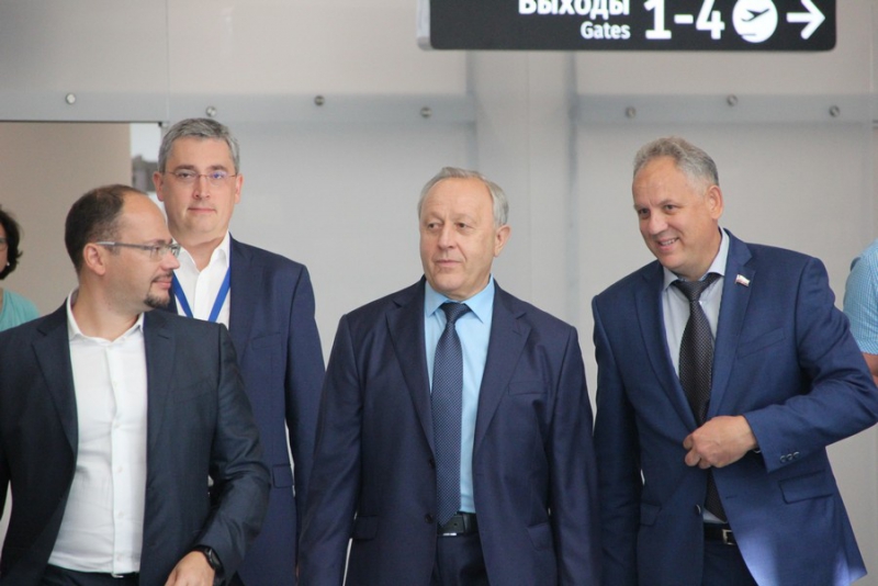 Губернатор проводил саратовцев в первый заграничный рейс из аэропорта Гагарин
