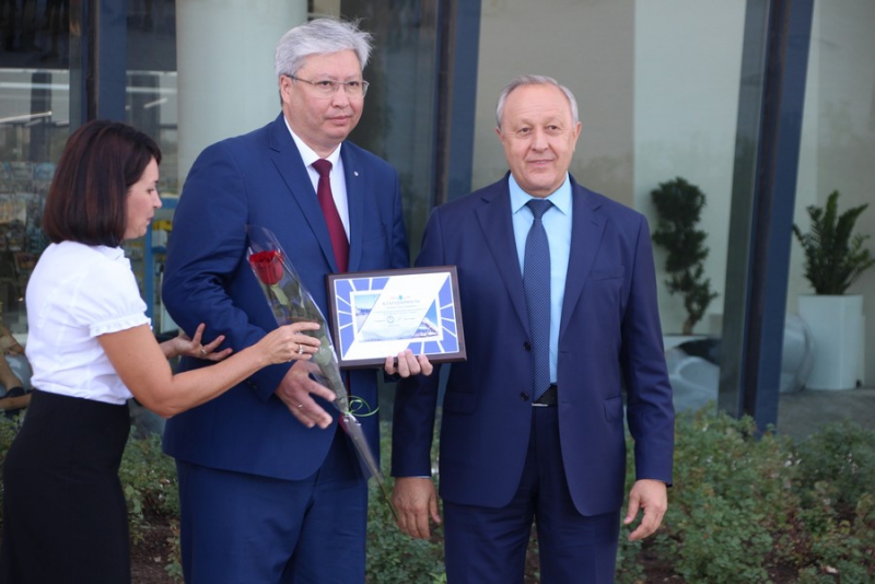 Губернатор проводил саратовцев в первый заграничный рейс из аэропорта Гагарин