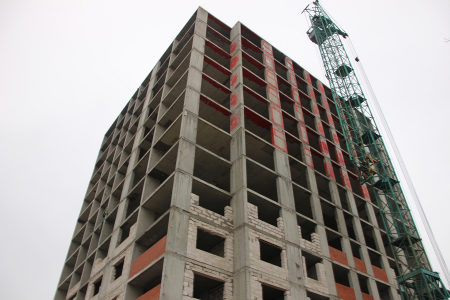 Долгострой в Улешах не огородили даже после падения девушки в шахту лифта