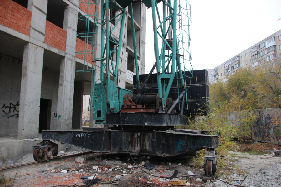 Долгострой в Улешах не огородили даже после падения девушки в шахту лифта