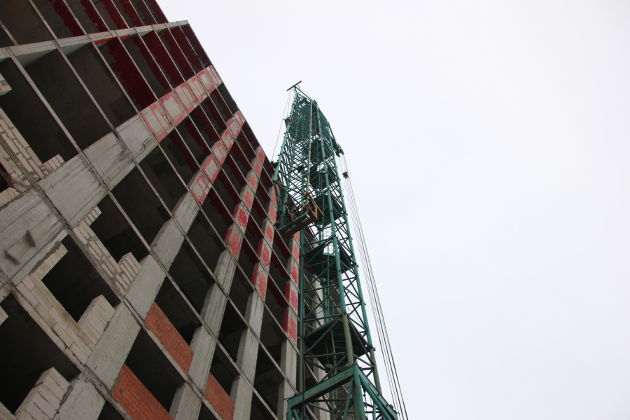 Долгострой в Улешах не огородили даже после падения девушки в шахту лифта