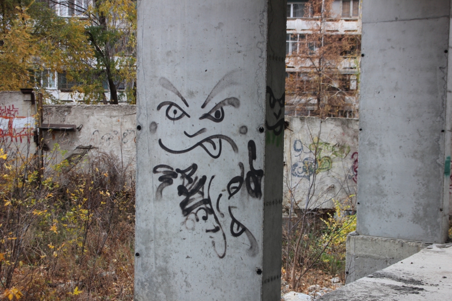 Долгострой в Улешах не огородили даже после падения девушки в шахту лифта