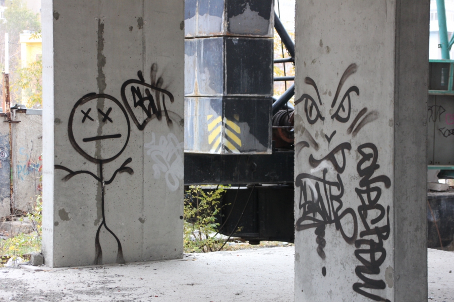 Долгострой в Улешах не огородили даже после падения девушки в шахту лифта