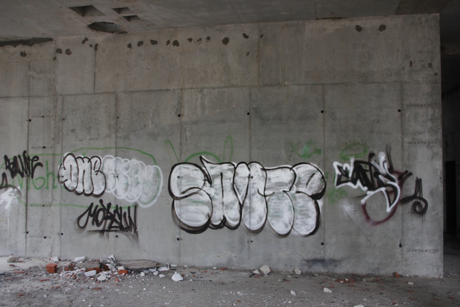 Долгострой в Улешах не огородили даже после падения девушки в шахту лифта