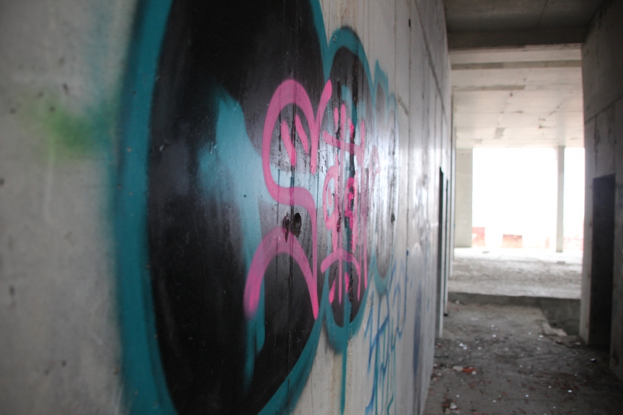 Долгострой в Улешах не огородили даже после падения девушки в шахту лифта