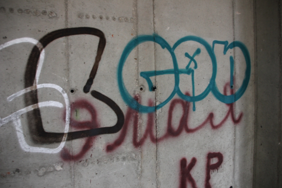 Долгострой в Улешах не огородили даже после падения девушки в шахту лифта