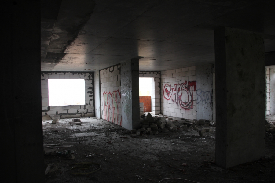 Долгострой в Улешах не огородили даже после падения девушки в шахту лифта