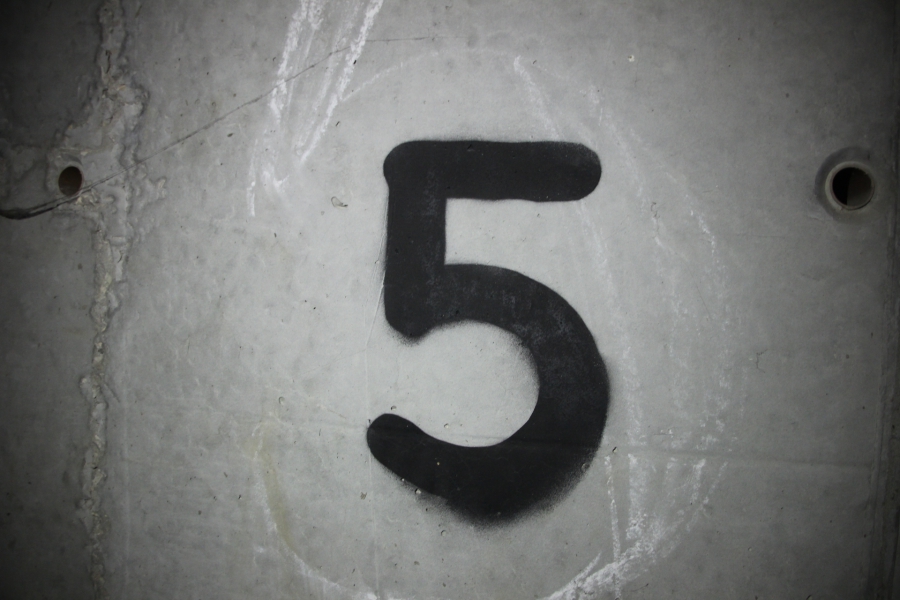 Долгострой в Улешах не огородили даже после падения девушки в шахту лифта