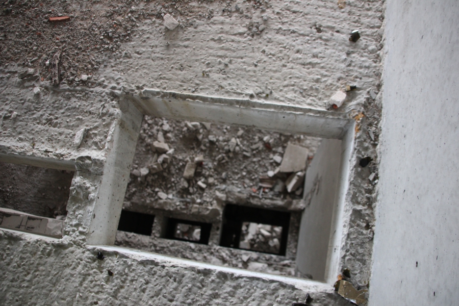 Долгострой в Улешах не огородили даже после падения девушки в шахту лифта