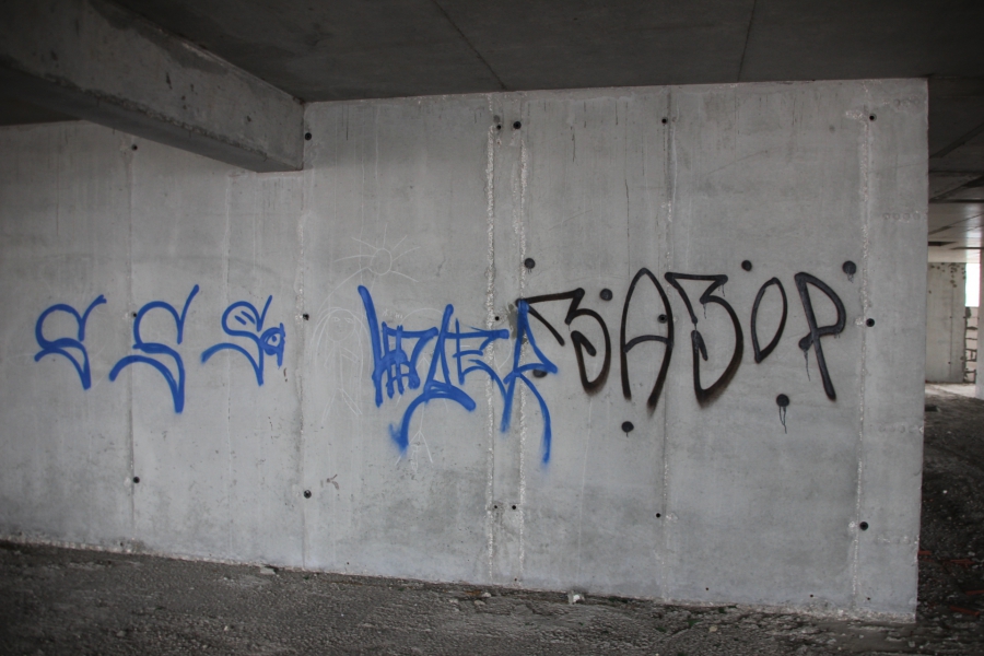 Долгострой в Улешах не огородили даже после падения девушки в шахту лифта