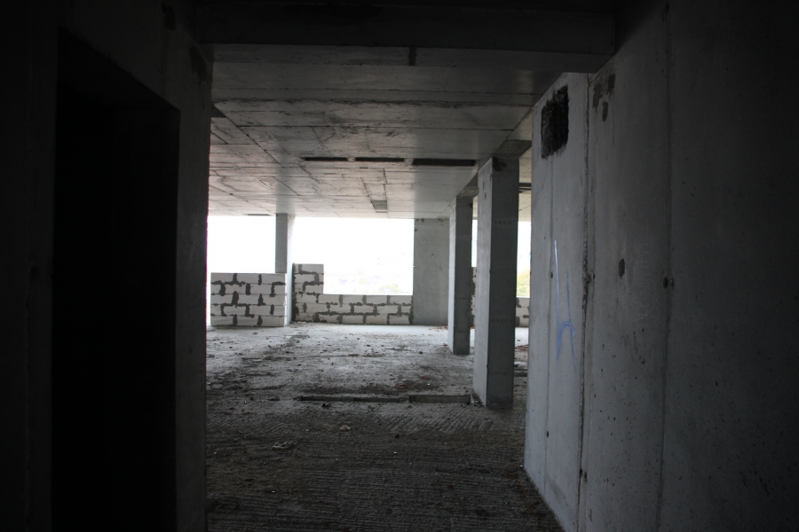 Долгострой в Улешах не огородили даже после падения девушки в шахту лифта