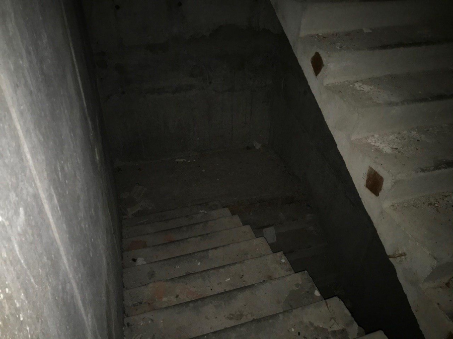 Долгострой в Улешах не огородили даже после падения девушки в шахту лифта