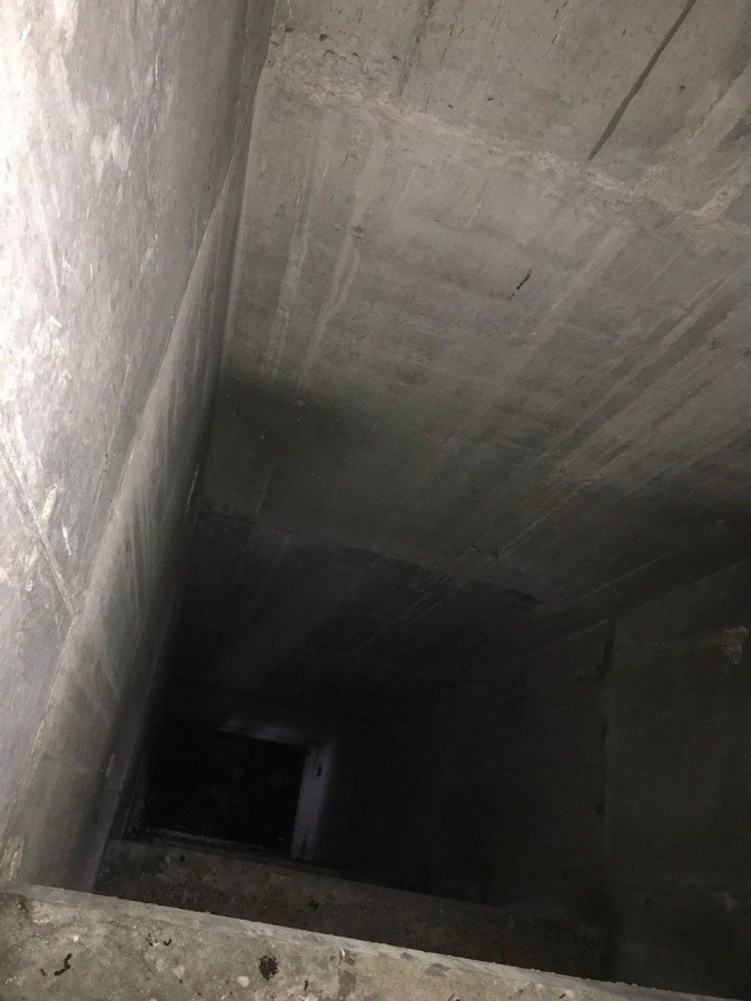 Долгострой в Улешах не огородили даже после падения девушки в шахту лифта