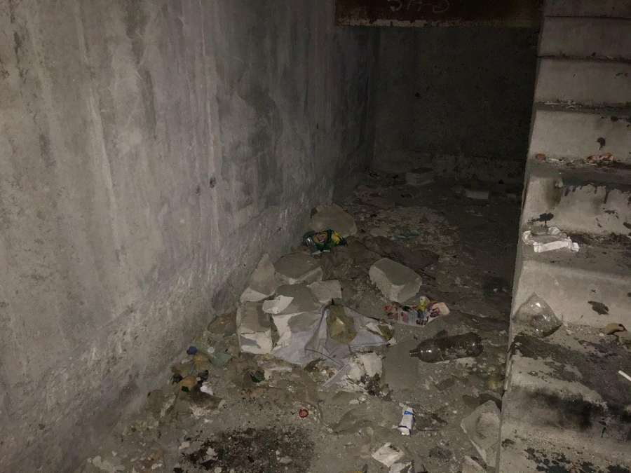 Долгострой в Улешах не огородили даже после падения девушки в шахту лифта