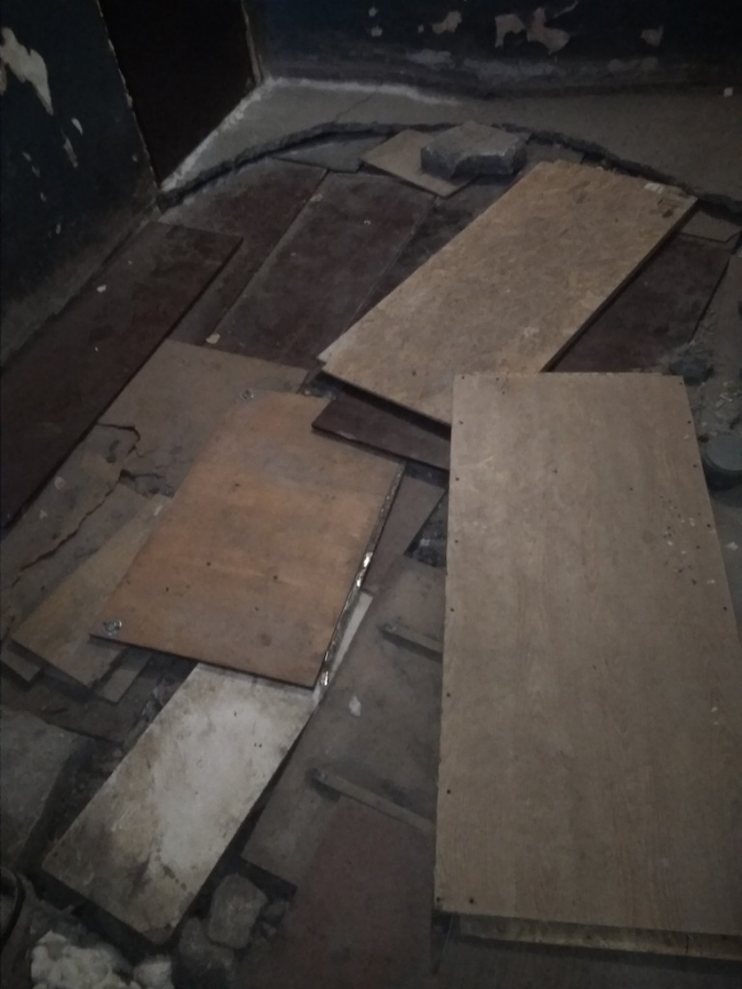 Жители дома на Огородной жалуются на разруху в подъезде и протекающую крышу